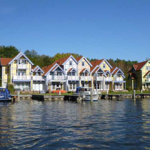 Die Uferstrasse im Hafendorf Rheinsberg